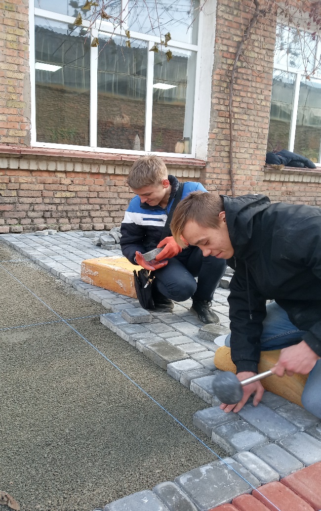 Будівельник